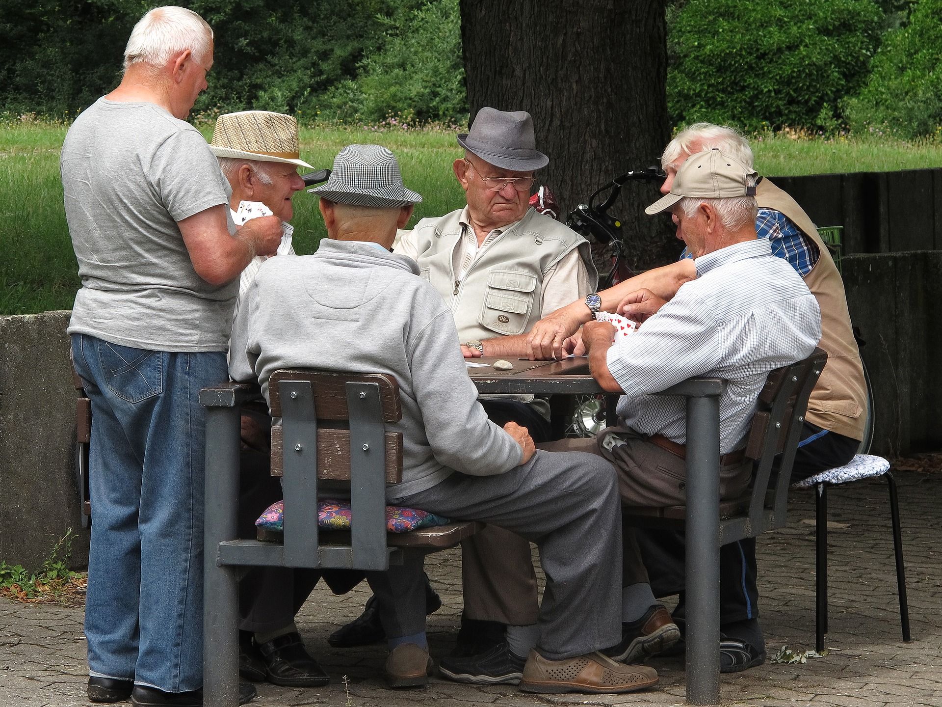 Rentner spielen Karten