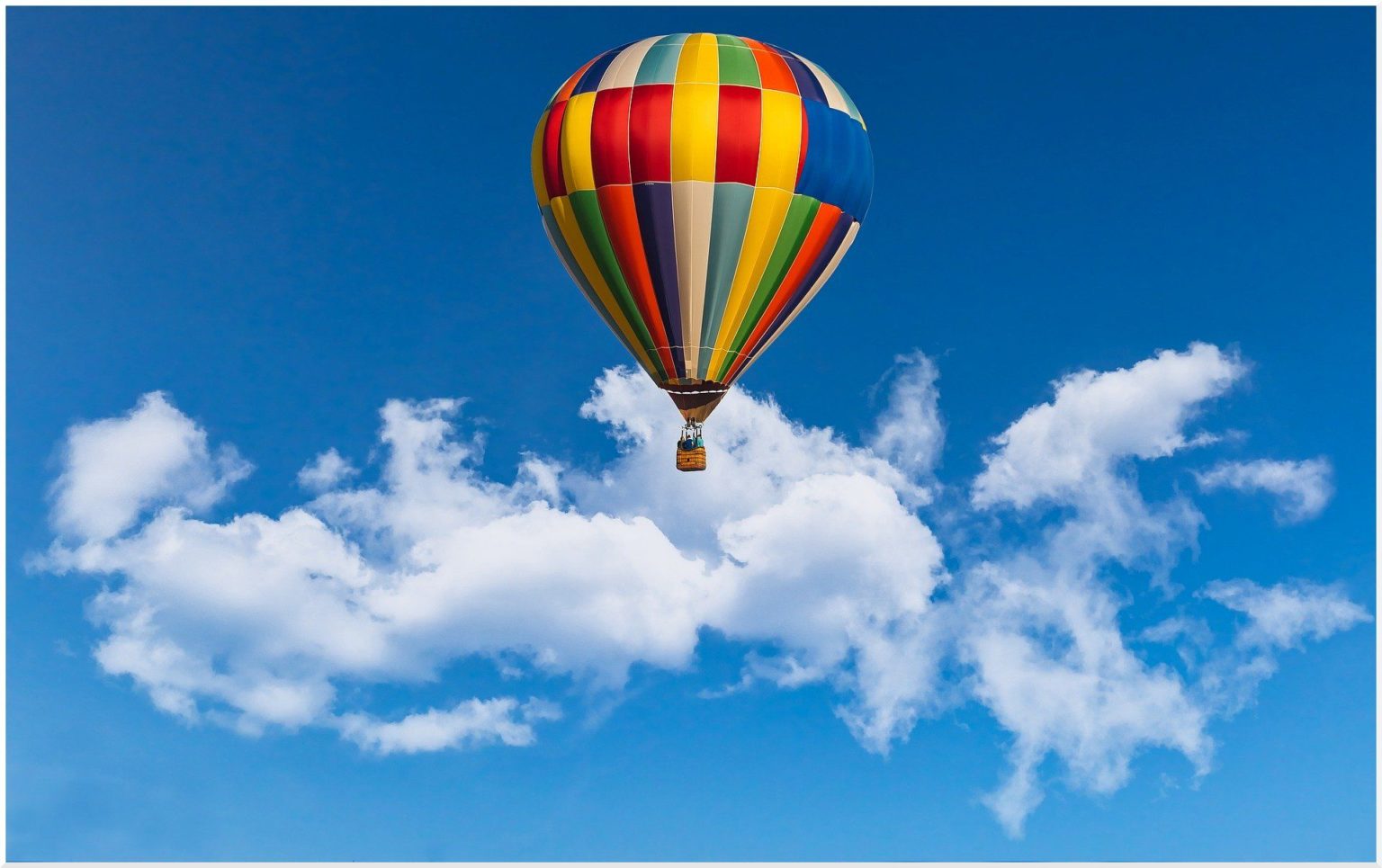 Heissluftballon am blauen Himmel