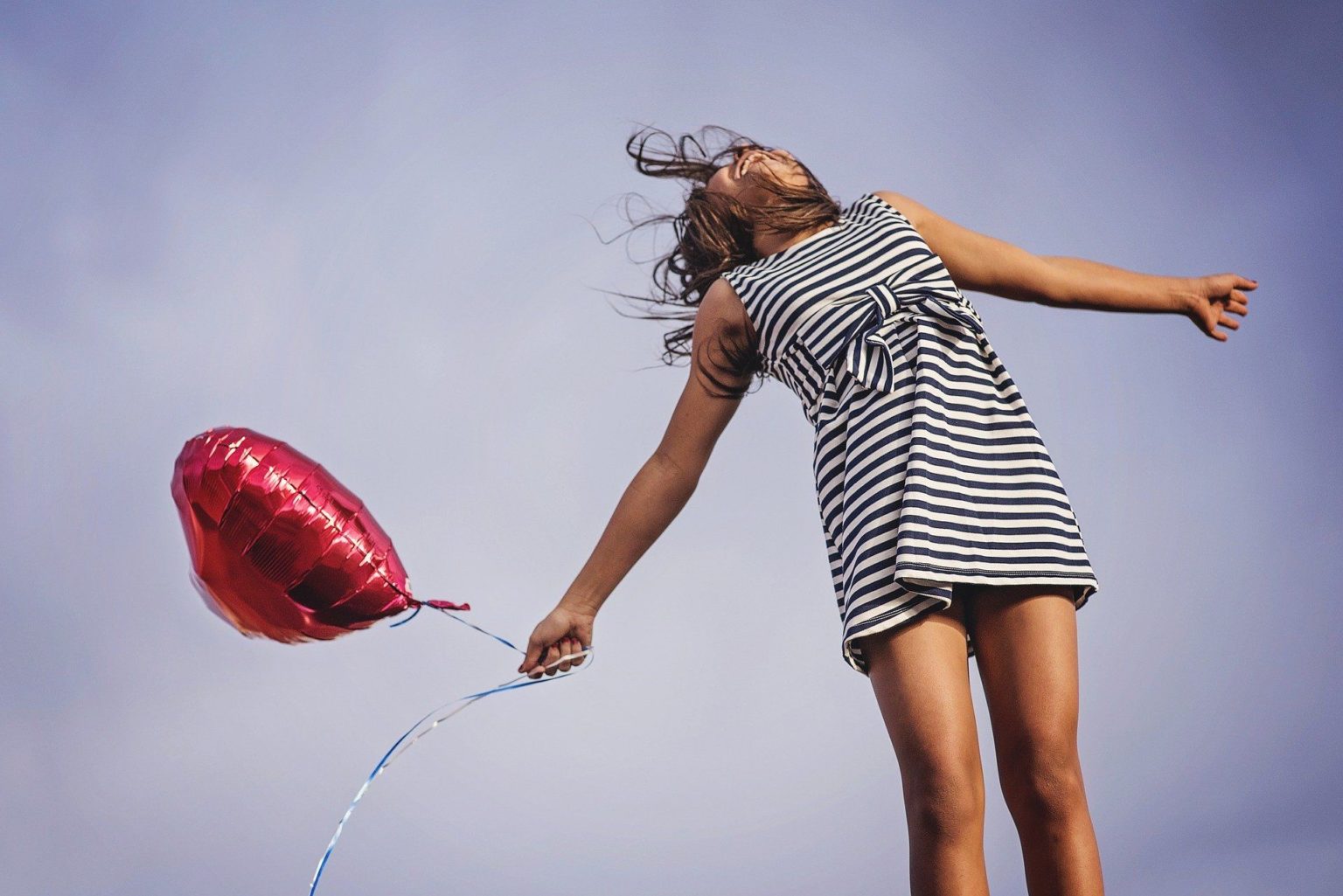 Mädchen mit Herzballon