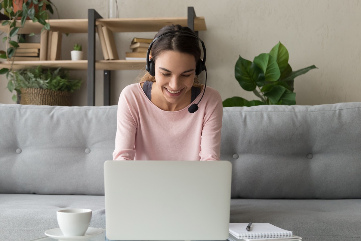 Lachende Frau mit Headset